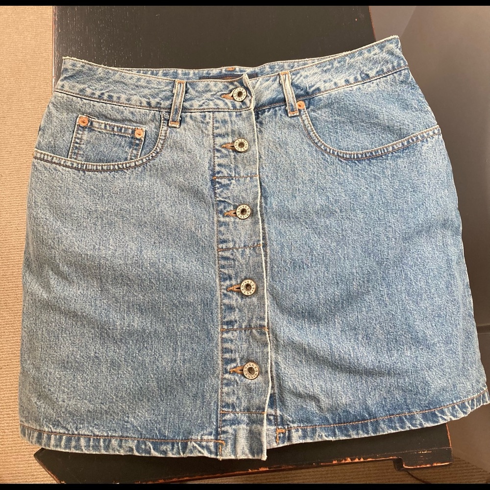 Guess button front denim mini skirt size 32